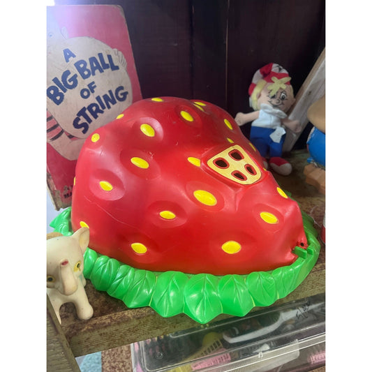 vintage Strawberry shortcake house, opens up short cake